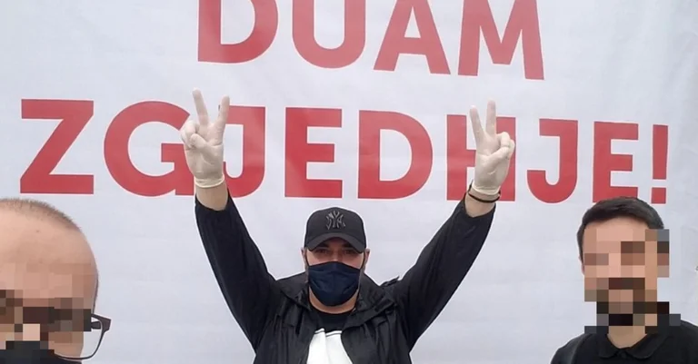 Vokalisti i Trojës në krah të VV-së, por gruan e punësoi në shtet në lidhje politike me PDK-në
