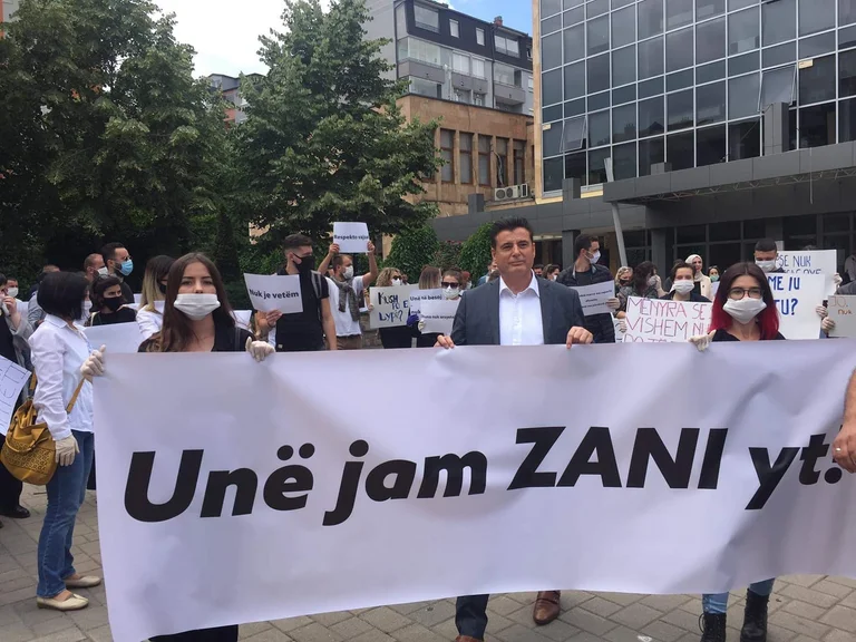 Agim Bahtiri merr pjesë në protestën ku u protestua edhe kundër tij