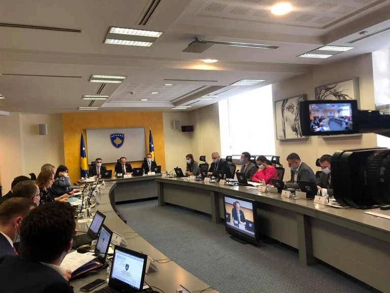 Merr vendim Qeveria, institucionet publike e private obligohen ta reduktojnë stafin për shkak të COVID 19