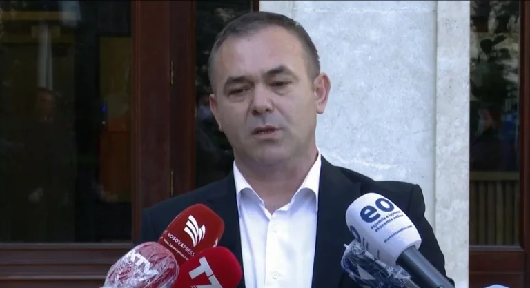 Selimi thotë se Vetëvendosje nuk do t’i shkojë në zyrë Avdullah Hotit