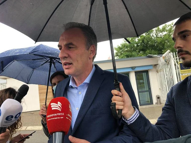 Limaj tregon se çka folën me Lajçakun