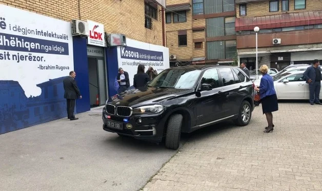 ​Lajçaku përfundon takimin në LDK, i shmanget gazetarëve