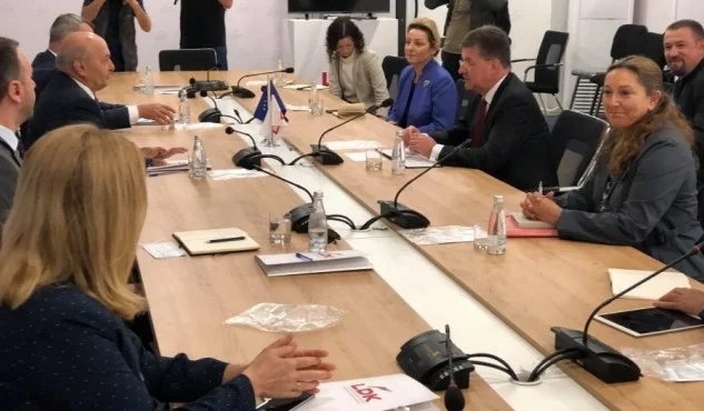 Lajçak nuk do që ta shohin me Kurtin, e përfundon takimin tinëzisht dhe niset në LDK