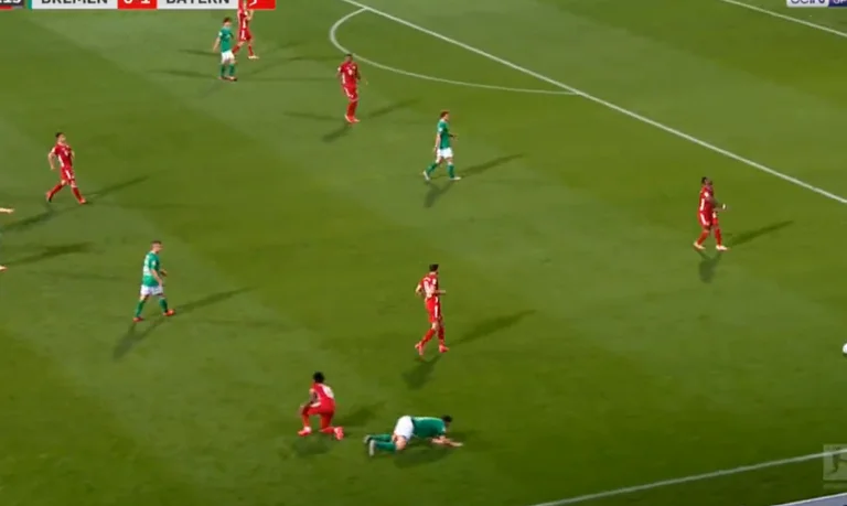 The situation is performed in the Werder match Weder Bayern, red card for Alfonso Davies