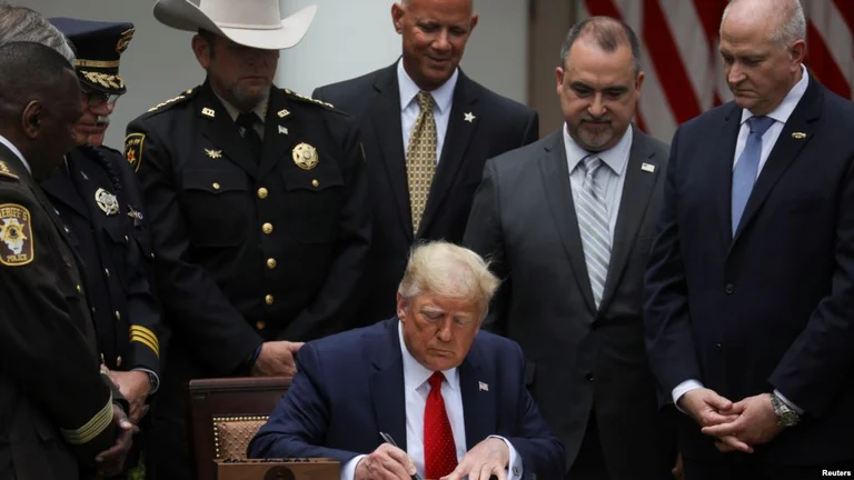 Trump a signé l'ordre exécutif pour la réforme de la police