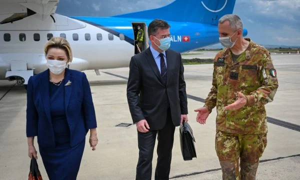 Lajcak a atterri à l ' aéroport militaire de Pristina, hébergé par Apostolova et le chef de la KFOR