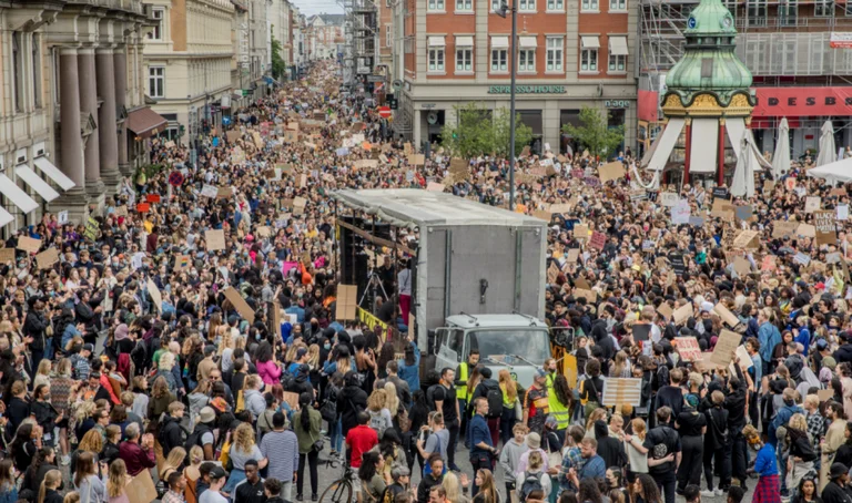 OVID-19 infecté prend part à la protestation, le Danemark cherche à tester 15 mille personnes