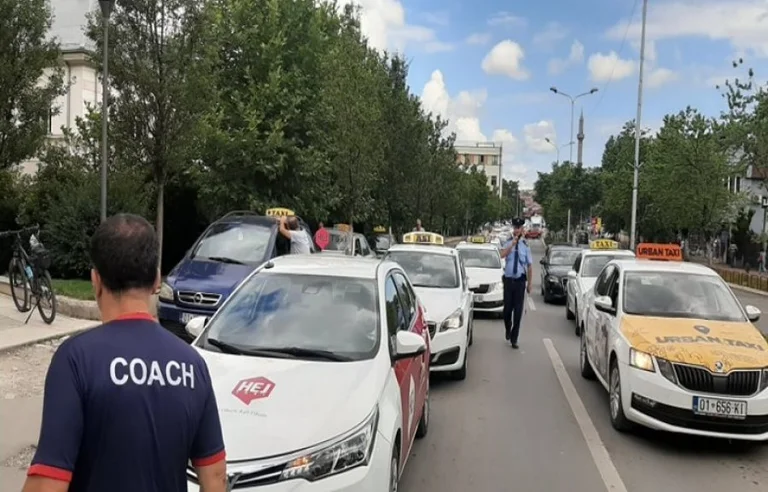 Taxists with good squirrels protest taxists with bad squirrels: Pristina municipality blocked