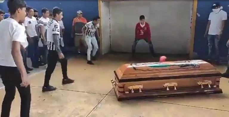 Fu accidentalmente ucciso con le armi da fuoco, i giocatori di calcio hanno segnato l'ultimo gol con la sua bara.