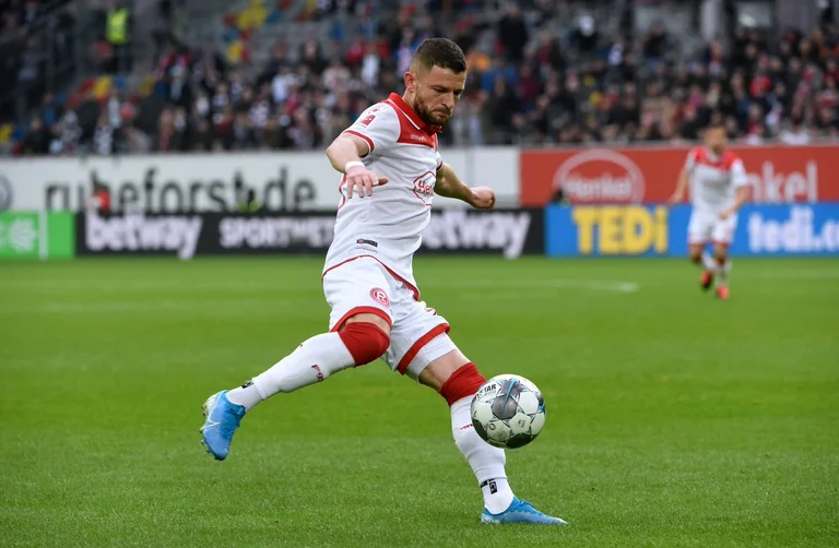 Publikohen formacionet zyrtare nga ndeshja Fortuna – Schalke, Valon Berisha në fushë nga minuta e parë
