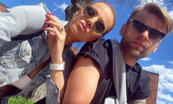 Aferdita Dresey fotografa un uomo che fa un'aquila