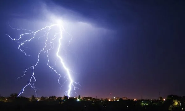 Shi e rrufe, ky pritet të jetë moti për nesër në Kosovë