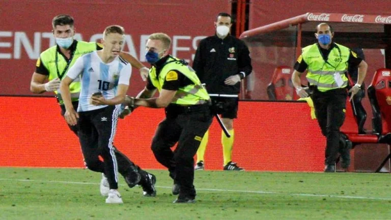 Er schleicht sich ins Stadion. Polizei zwingt den Ventilator, das Bild mit Mess zu wischen.