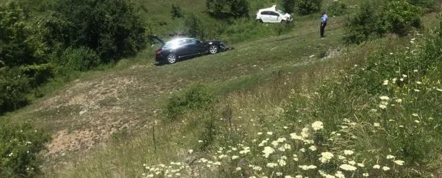 Accidente en la calle Pristina-Gylan, los coches terminan en un acantilado
