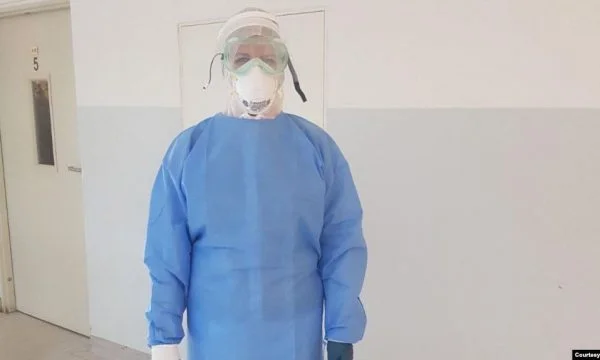 Weit entfernt von der Familie, Kosovo-Pärchen gegen das Coronavirus