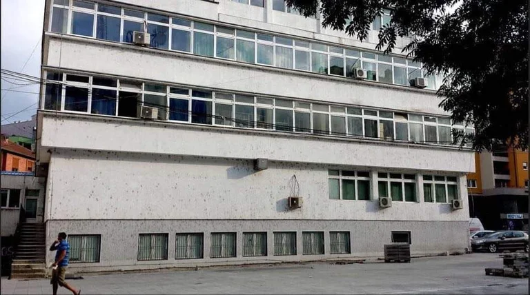 Le médecin QKMF à Mitrovica s'avère positif avec le coronaire