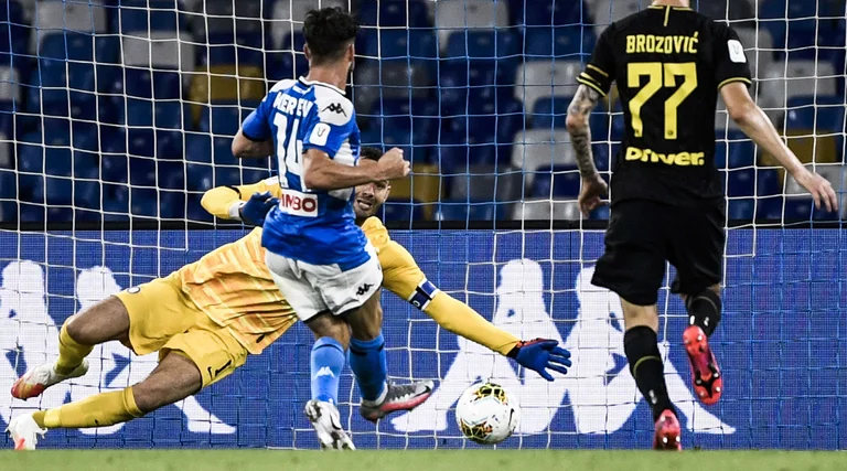 Neapel beseitigt Inter von Cup dank des ersten Spiels, trifft sich mit Juventu im Finale
