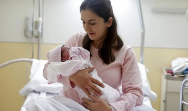 O B SH: Aucune preuve que le coronaire est transmis de la mère au bébé
