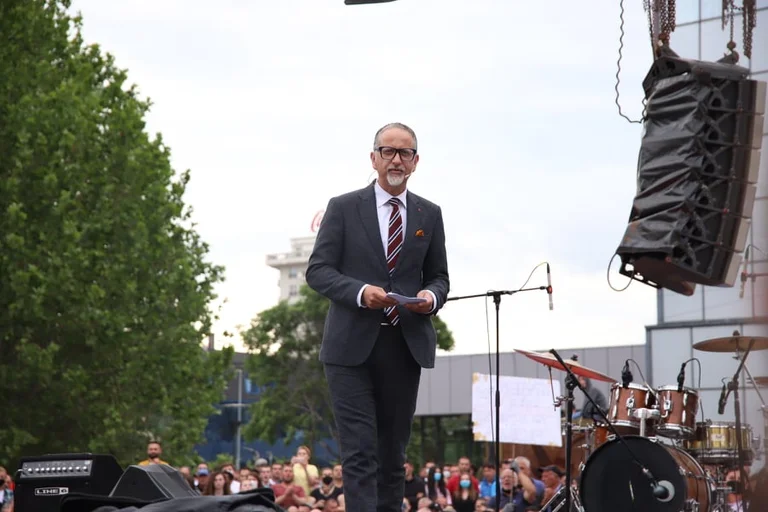 Arben Vitia with no mask and no gloves: What was the care he was looking for as minister?
