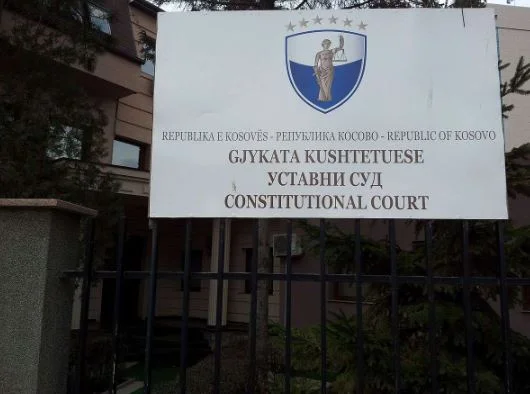 Kushtetuesja vazhdon pezullimin e ligjit për paga për zyrtarët e lartë