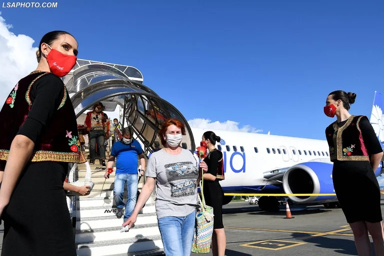 First tourists arrive in Albania, minister hosts them with flowers, champagne