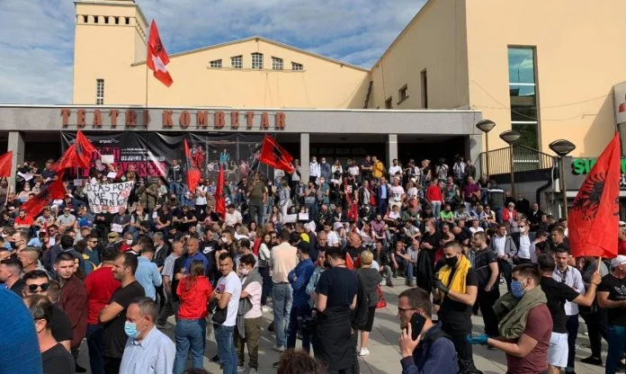 Vetevendosje forgets Kosovo flag, returns to national flag