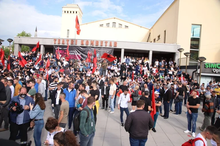 Vetevendosje rally iniziato, distanza non rispettata