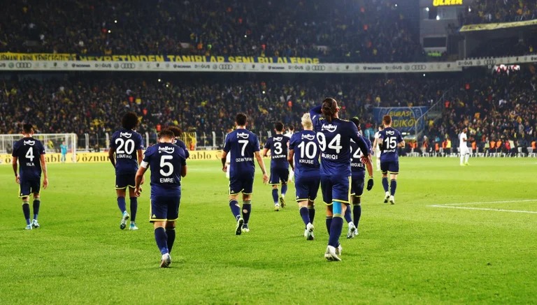 Muriqi a inspiré la victoire sensationnelle de Fenerbahces avec 10 joueurs introduits par la banque c'est sa note