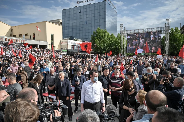 VV releases photos of how distance was ignored and quotes Kurti: All power will be in our hands