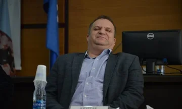 Ahmeti se moque de Paul Lekane : Il voulait dire que Kurti dirigeait la femelle “ = féministe”