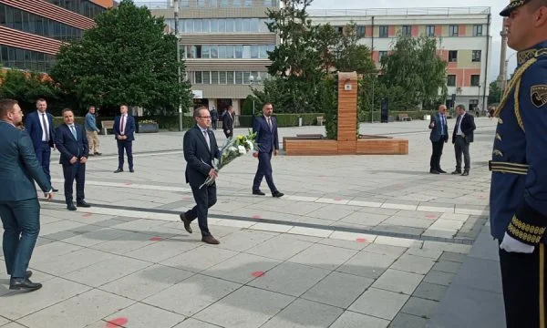 Hoti mit Ministern zahlen Respekte im September des ehemaligen Präsidenten Rugova