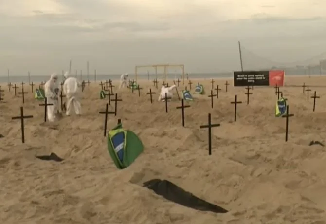 Rinomata spiaggia si trasforma in cimitero di massa di vittime da COVID-19