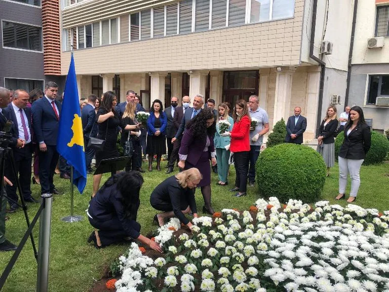 1.133 Blumen werden in Erinnerung an Kinder gepflanzt, die während des Krieges getötet wurden