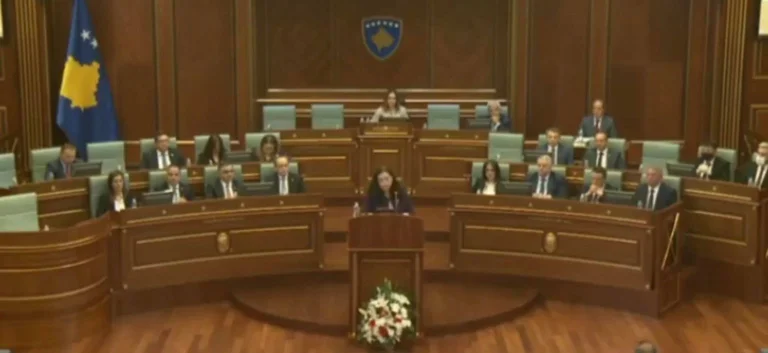 Le chef albanais accueille le Premier ministre à la session solennelle