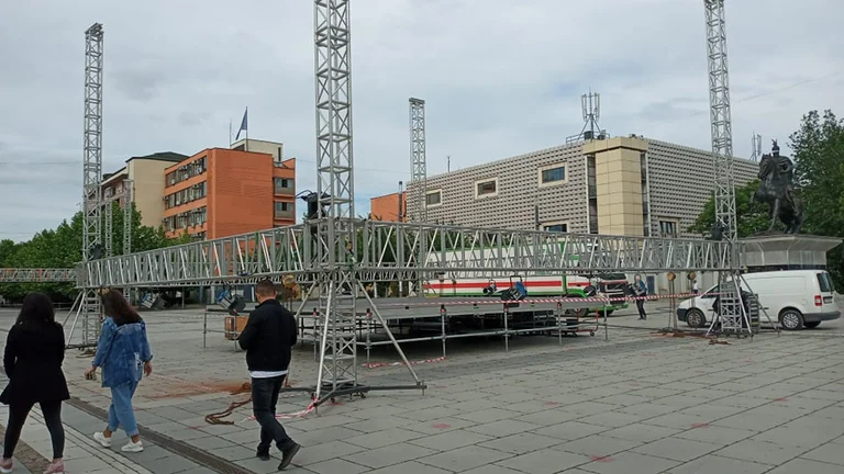 In “Square Skenderbeu”, put bina where the VV gathering will be held
