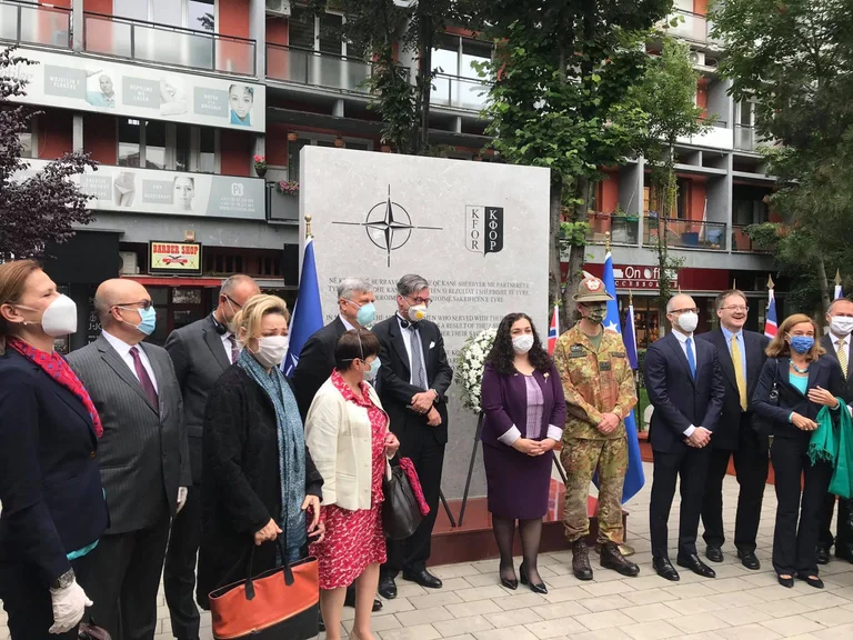 Osman parle anglais devant les ambassadeurs : le Kosovo est libre et indépendant grâce à ses amis