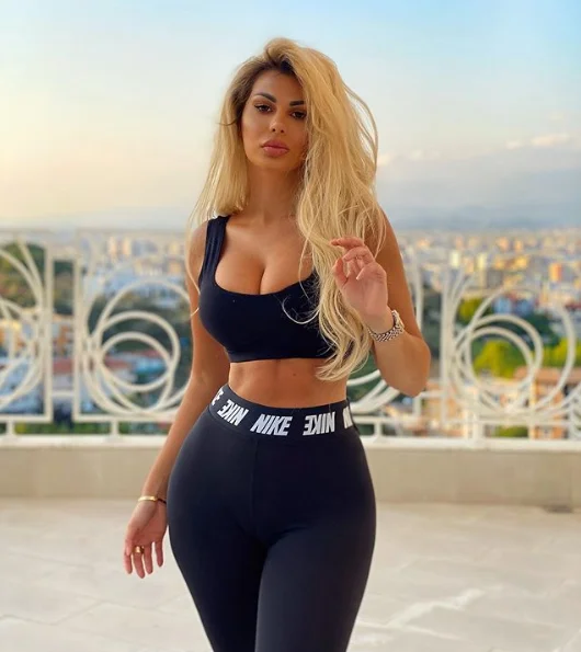 Liona Vjollca pose de la salle de gym, a une question pour les adeptes