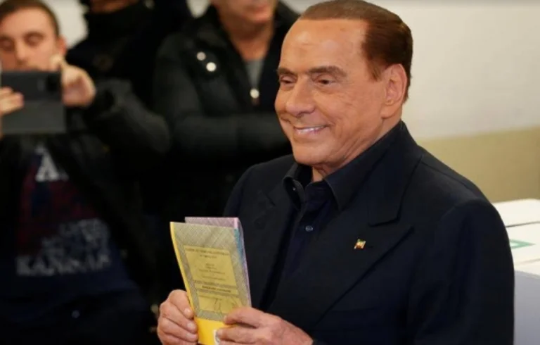 Berlusconi: E' difficile sostituirmi.
