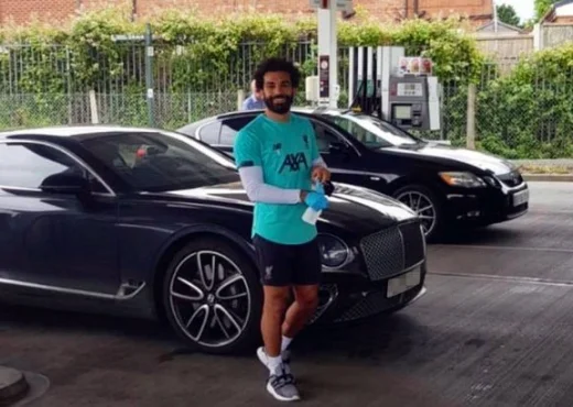Salaah once again shows generosity: Pays the fuel to all the people he met at a pump
