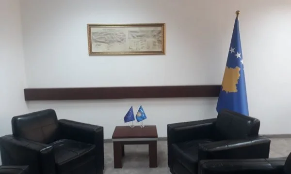 Le Vice-Premier Ministre renvoie le drapeau du Kosovo, Déclaration d'indépendance