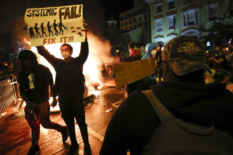 America is falling apart: Al-Qaeda tries to detonate violent US riots
