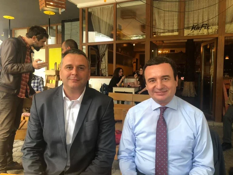 MP Bajcinovci comes out with Kurti, a nervous citizen appears to be shouting at Haskuca (Photo)