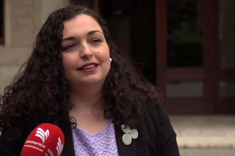 Vjosa Osmani arriva all'Assemblea