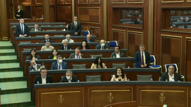 I quattro nuovi deputati dell'Assemblea del Kosovo hanno giurato