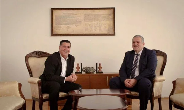 Veliu trifft Haziri, diskutiert Kooperationsmöglichkeiten zwischen MPBE und Gjilan Gemeinde