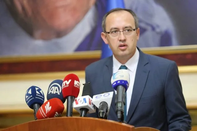 Ambasada britanike uron formimin paqësor të Qeverisë Hoti