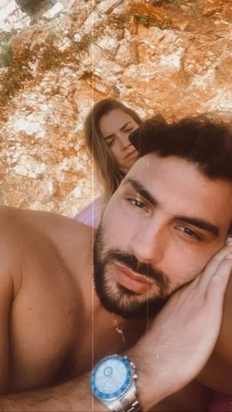 Lader and Sarah meet in a few months, begin their vacation together