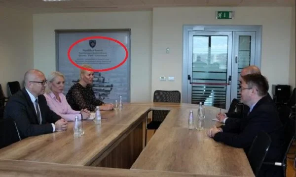 Le bureau de Hoti l'a nié, mais le drapeau du Kosovo n'est toujours pas vu dans le bureau de Rakiqi