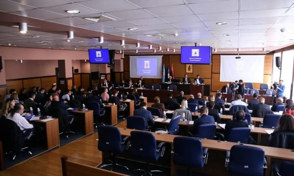 Harsh crash V- PSD in Assemblea Municipale di Pristina
