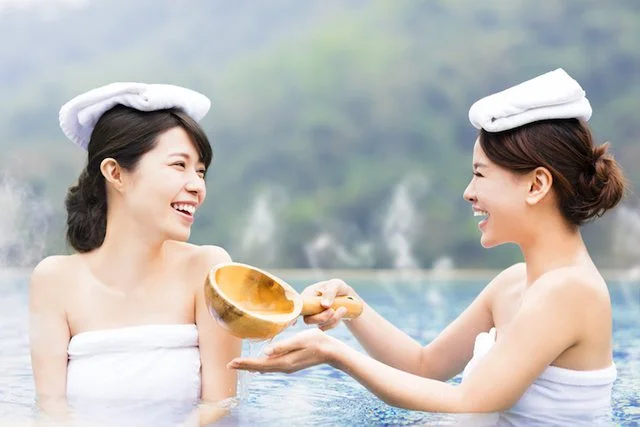 ¿Deberíamos hacer lo mismo? 5 razones por las que el baño japonés sólo por la noche